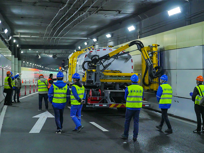 K8凯发墙面清洗车在上海打浦路隧道作业