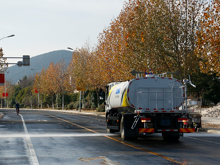 K8凯发洒水车在徐州珠山路洒水作业