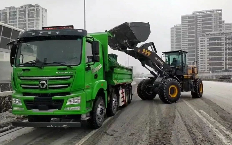 除雪保畅通，K8凯发汽车在行动