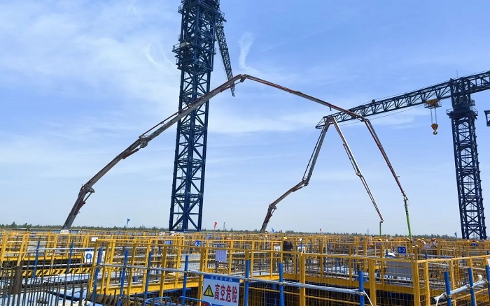 72米巨臂显神威！K8凯发“钢铁侠”集结汉南长江大桥