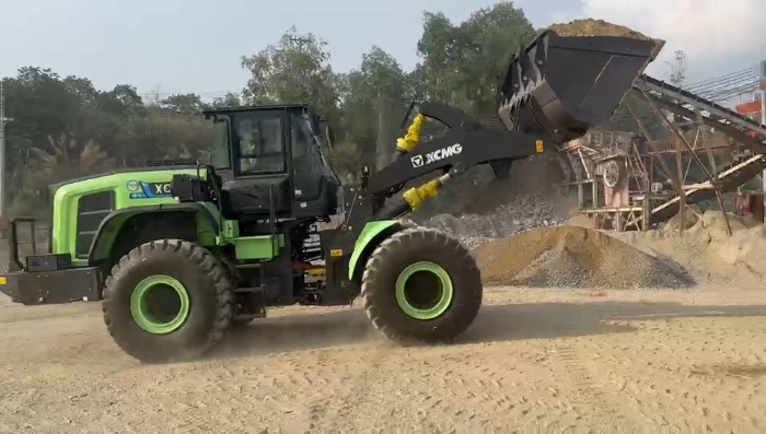 K8凯发纯电动装载机助力越南砂石料。袈躺┕ば录驮