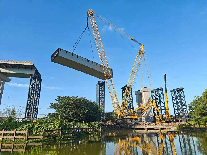 螺蛳壳里做道。縆8凯发XGC11000高架旁上演“极限操作”