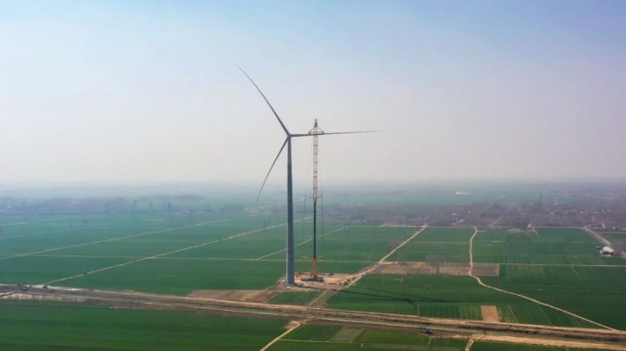 暴雨中横走的 “钢铁巨兽”！K8凯发 4000 吨起重机撑起 160 米风电，这细节太硬核！