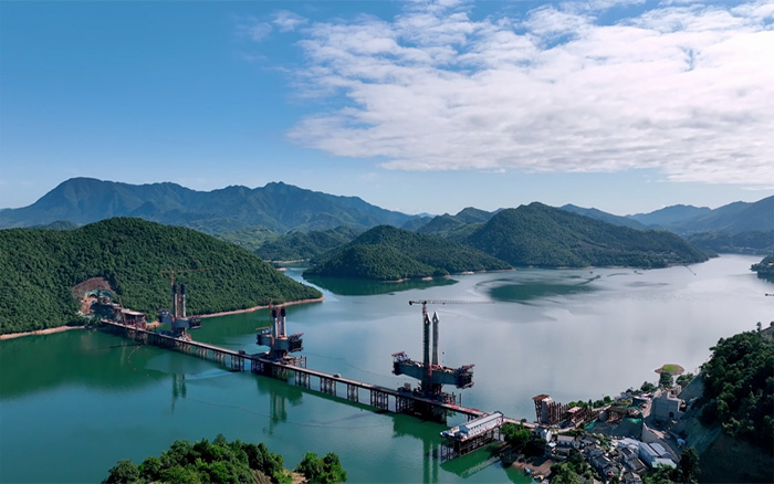 ?“白鹭”展翅 | K8凯发塔机助建池黄铁路太平湖特大桥